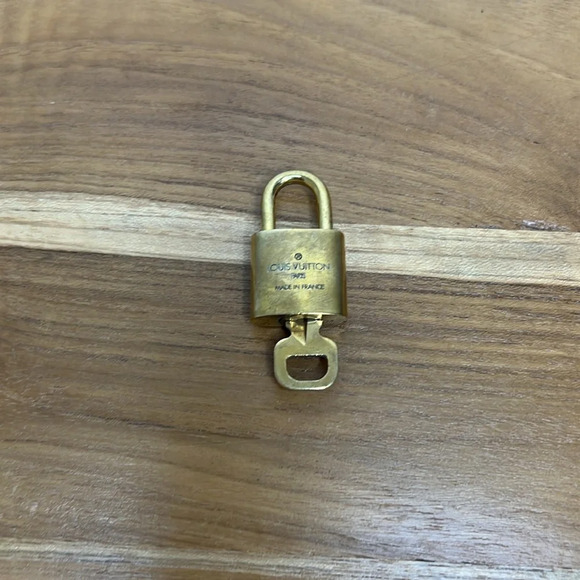 #303 Authentic Louis Vuitton Vintage Padlock Lock & Key Set Brass 300 Series - Picture 4 of 4